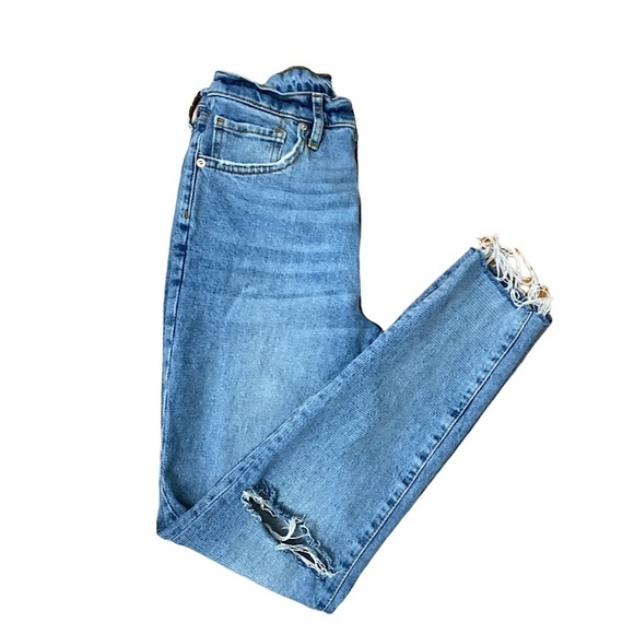 WE THE FREE Light Washed Button Front Frayed Hem Jeans - Picture 4 of 9